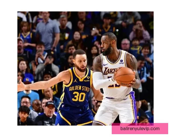 最新NBA季后赛战况分析：湖人勇士激战四起，詹姆斯和库里引领攻势
